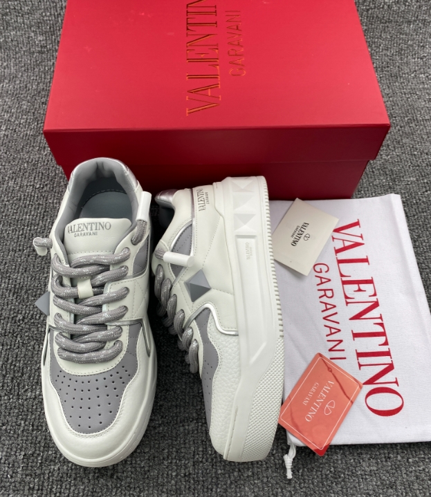 VAENT*NO ONE GARAVANI White One Stud Low-Top Sneakers
