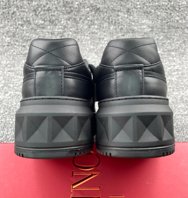 VAENT*NO GARAVANI Black One Stud Sneakers
