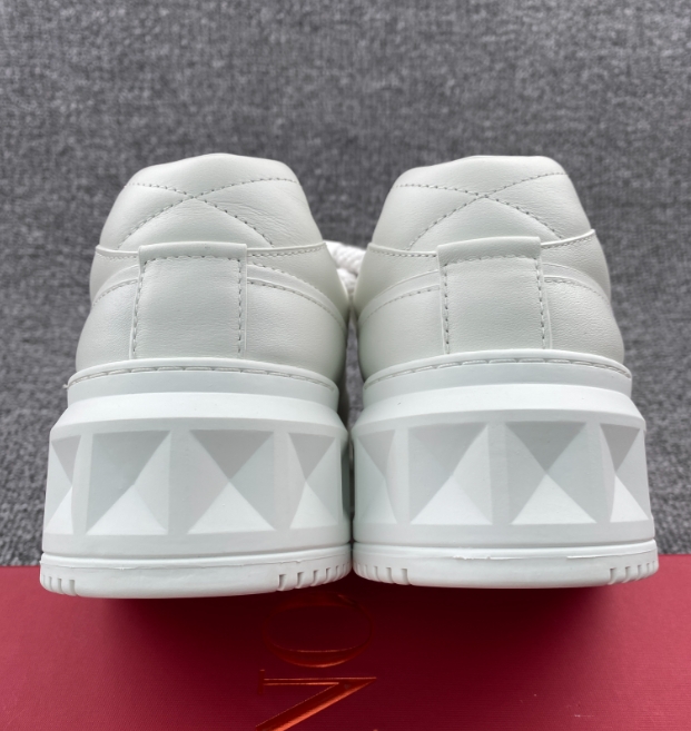 VAENT*NO GARAVANI White One Stud Sneakers
